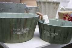 ミントグリーンのプランター